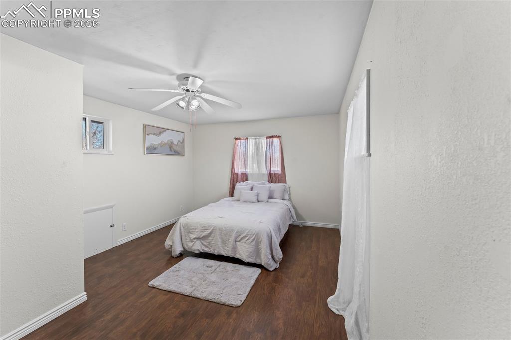 Image 32 of 36: Bedroom