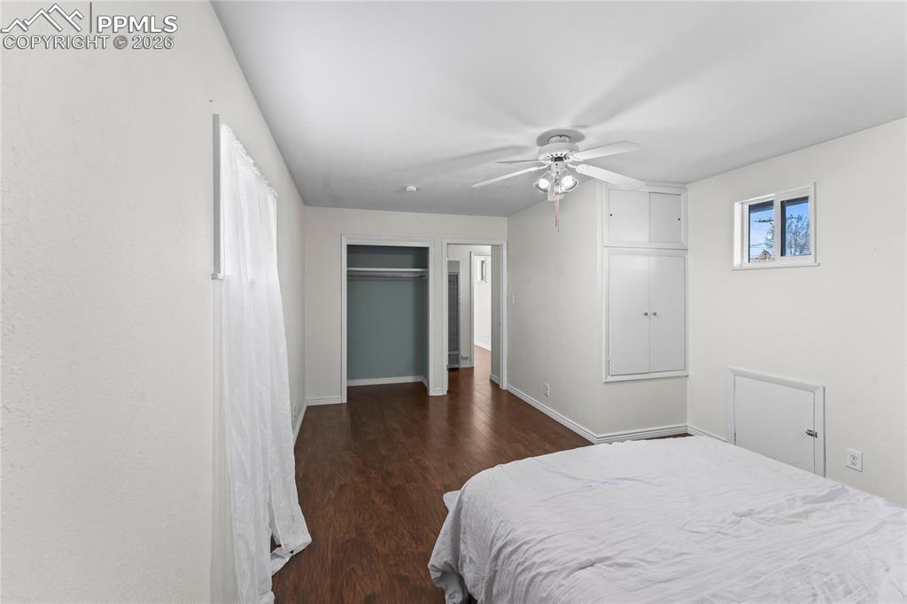 Image 33 of 36: Bedroom