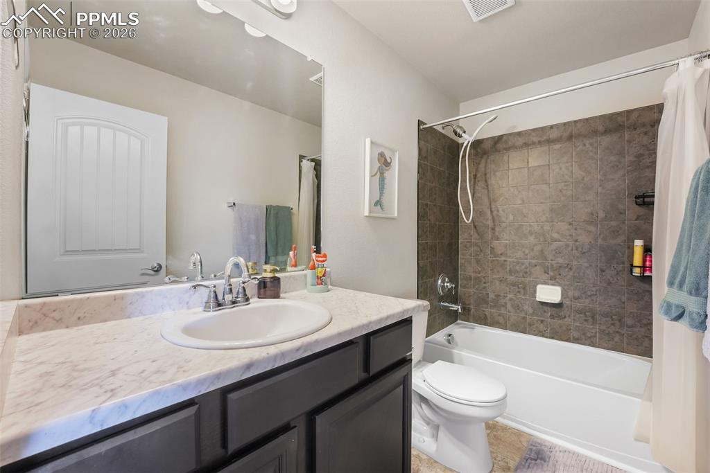 Image 21 of 35: Bathroom