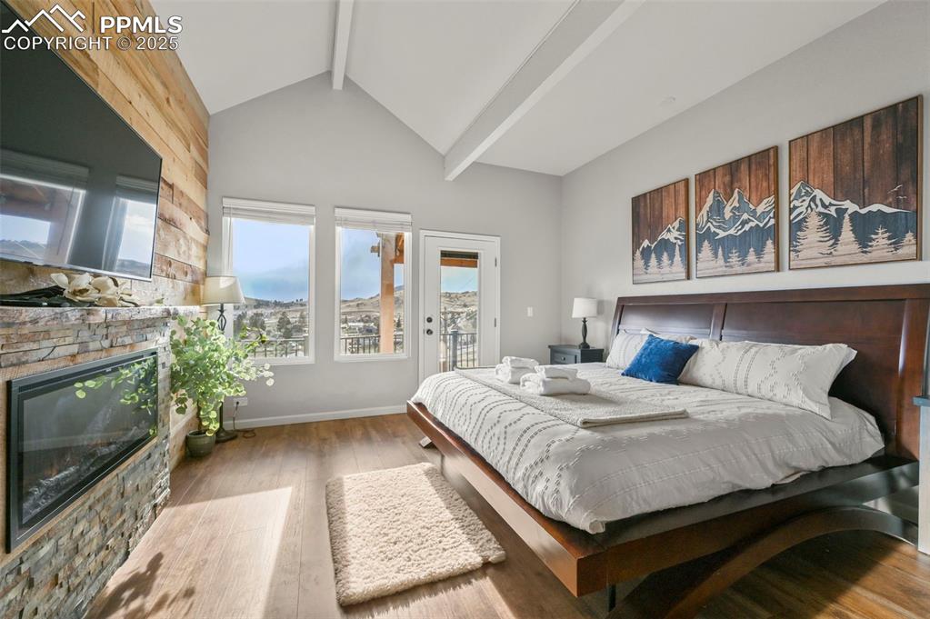 Image 21 of 45: Bedroom