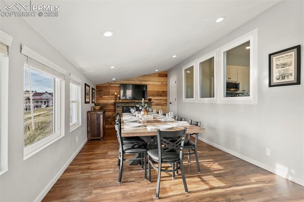 Image 29 of 45: Dining Area