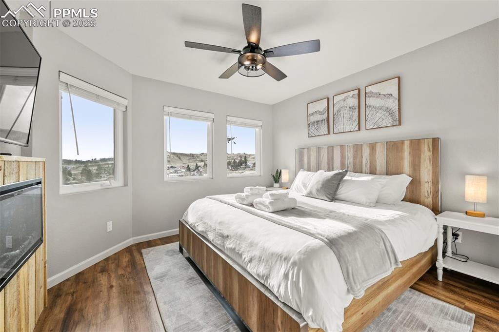 Image 38 of 45: Bedroom