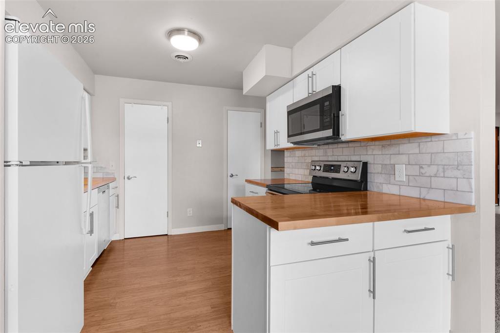 Image 10 of 27: Kitchen