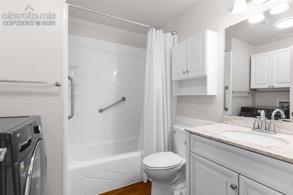 Image 12 of 27: Bathroom
