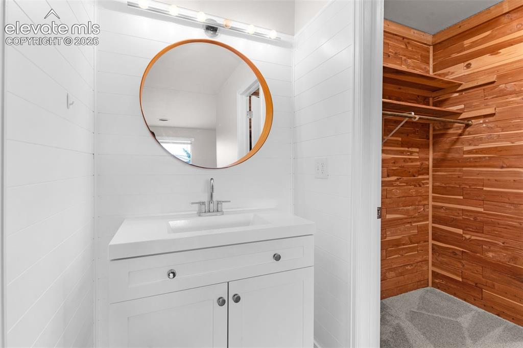 Image 20 of 27: Bathroom