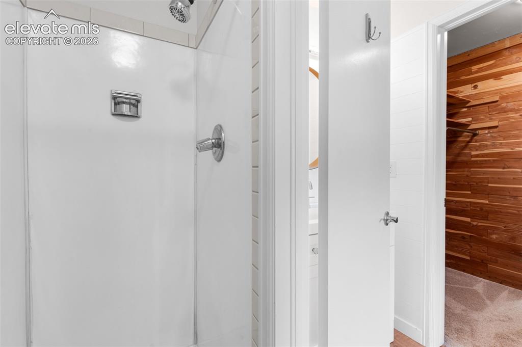 Image 21 of 27: Bathroom
