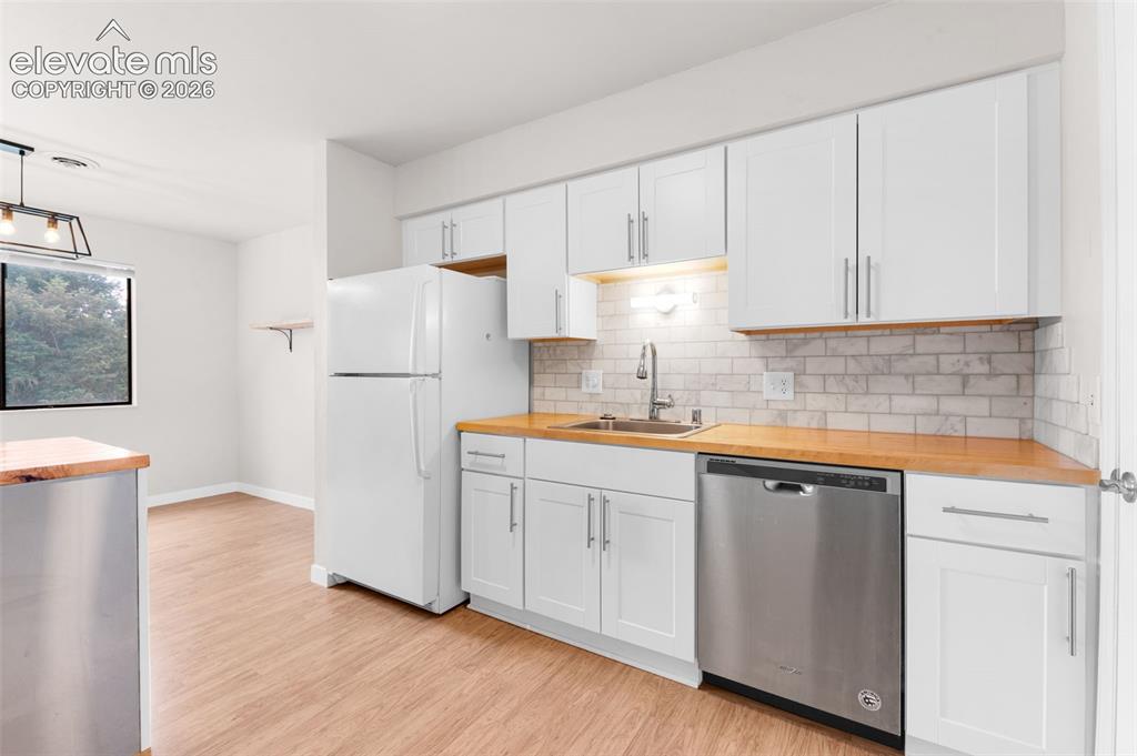 Image 7 of 27: Kitchen