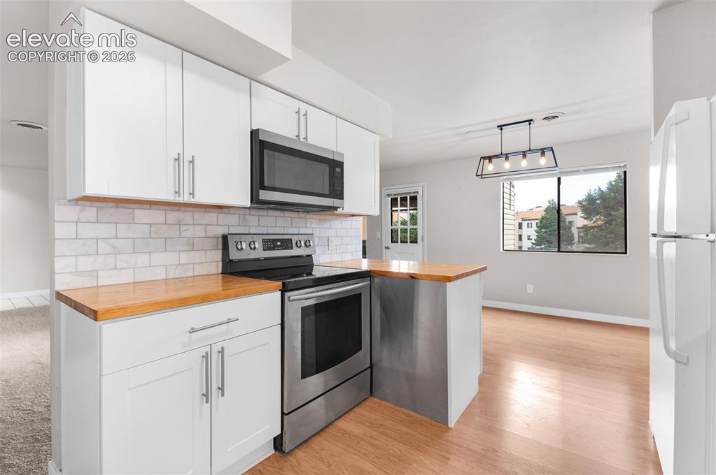 Image 8 of 27: Kitchen