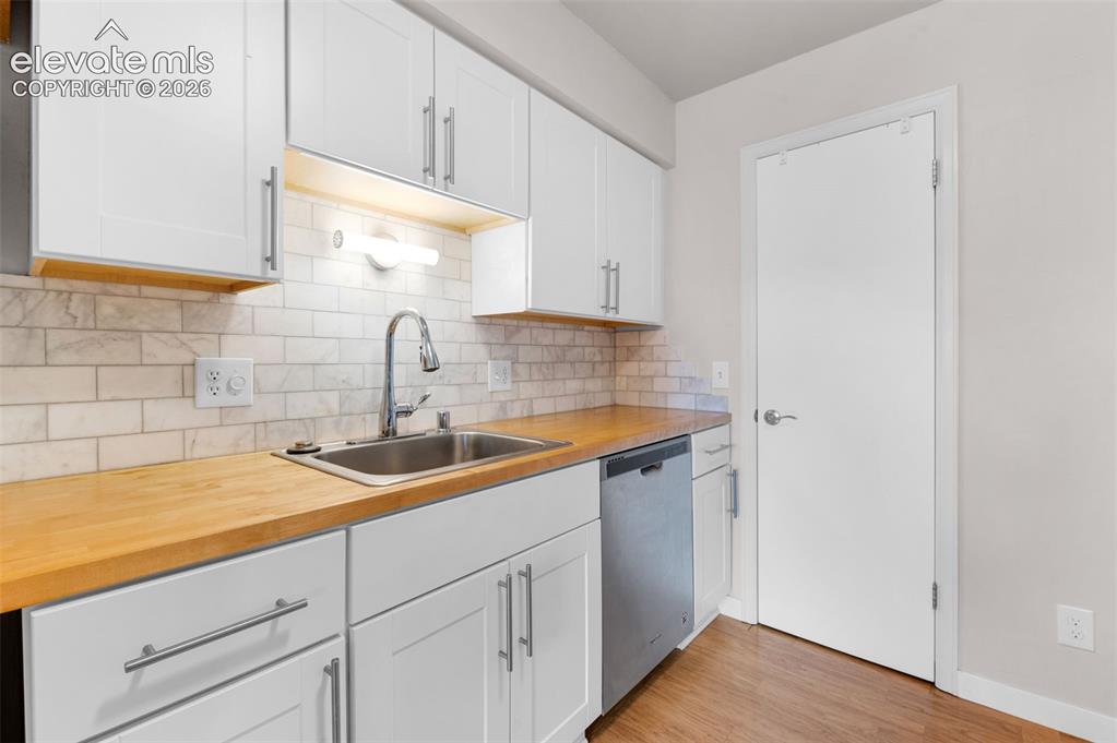 Image 9 of 27: Kitchen