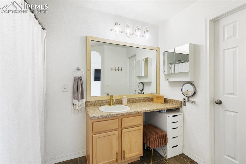 Image 10 of 17: Full Bathroom in Primary Bedroom
With Walk In Closet