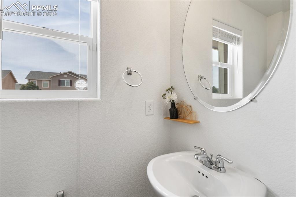 Image 14 of 17: Private Main Level 1/2 Bath