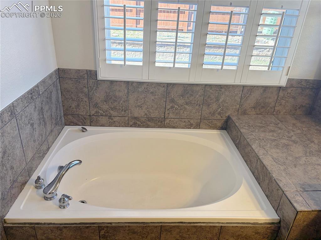 Image 14 of 47: Bathroom