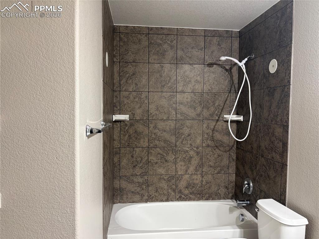 Image 19 of 47: Bathroom