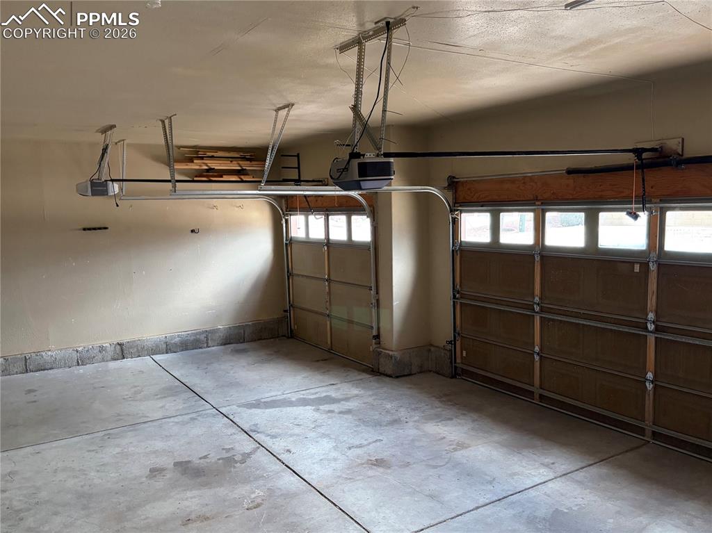 Image 21 of 47: Garage