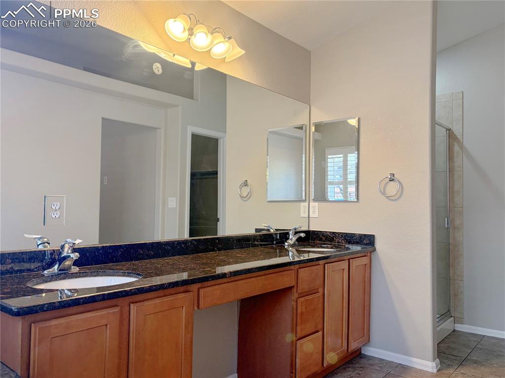 Image 24 of 47: Bathroom