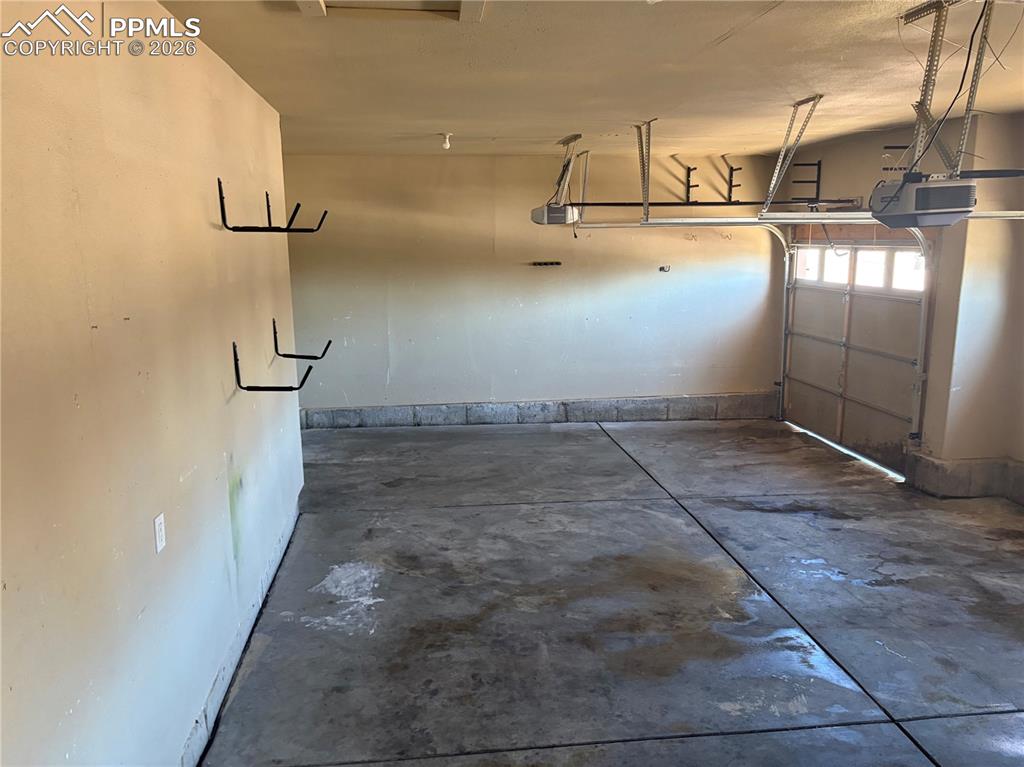 Image 44 of 47: Garage