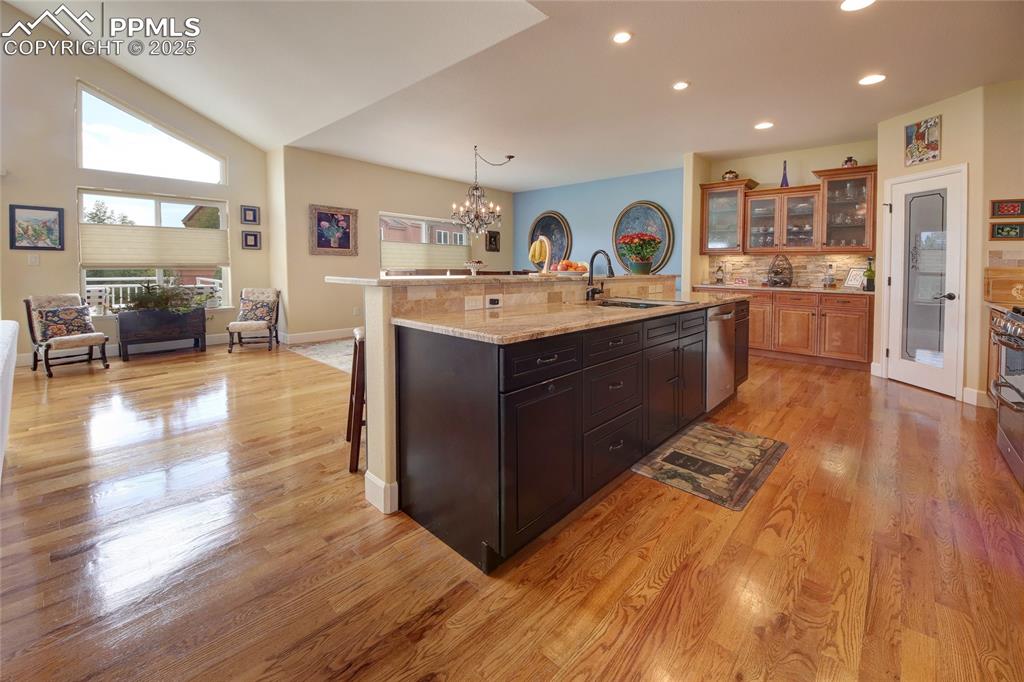 Image 10 of 36: Large island in the spacious kitchen with beautiful granite countertops