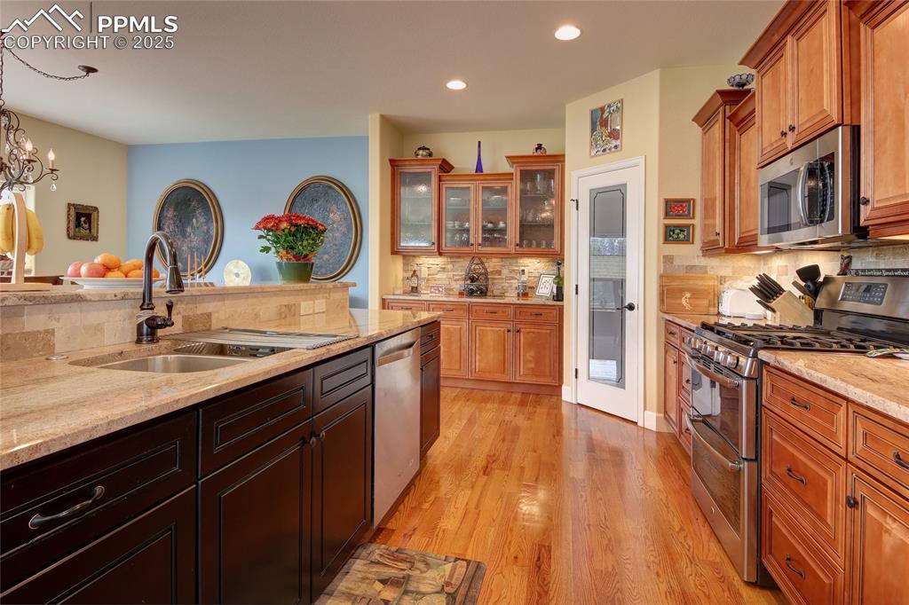 Image 11 of 36: Kitchen