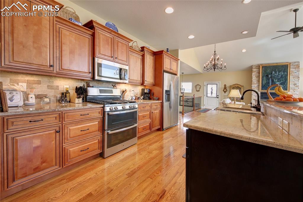 Image 13 of 36: Kitchen