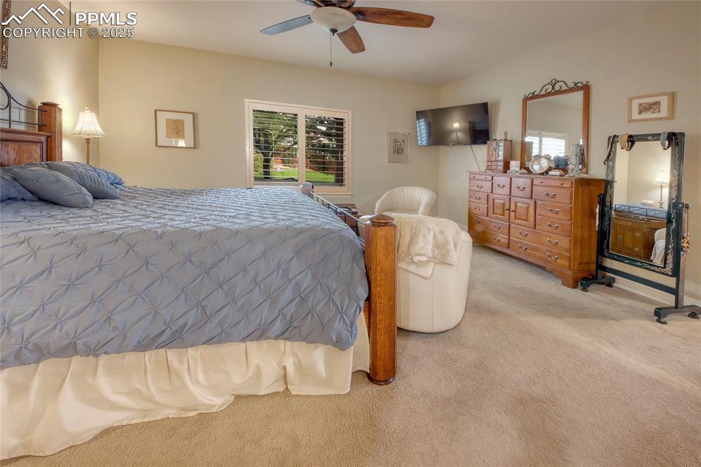 Image 17 of 36: Bedroom