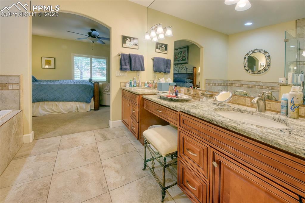 Image 19 of 36: Bathroom