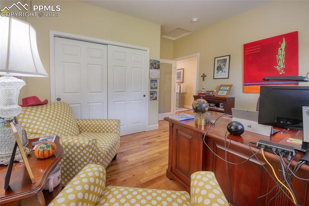 Image 21 of 36: Office