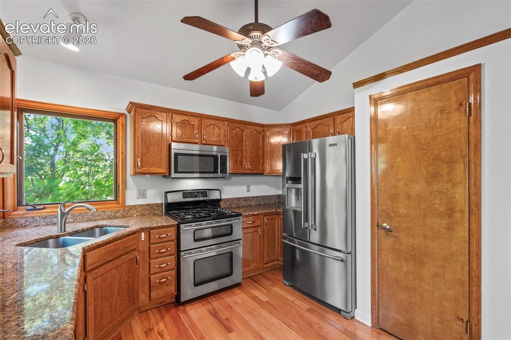 Image 11 of 50: Kitchen