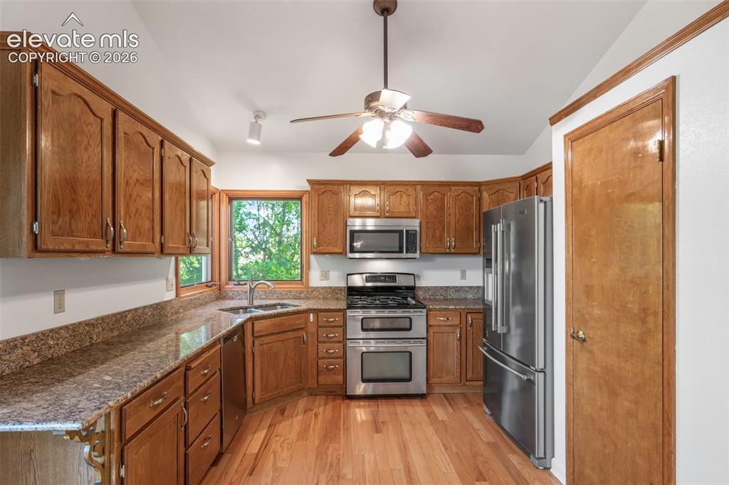 Image 13 of 50: Kitchen