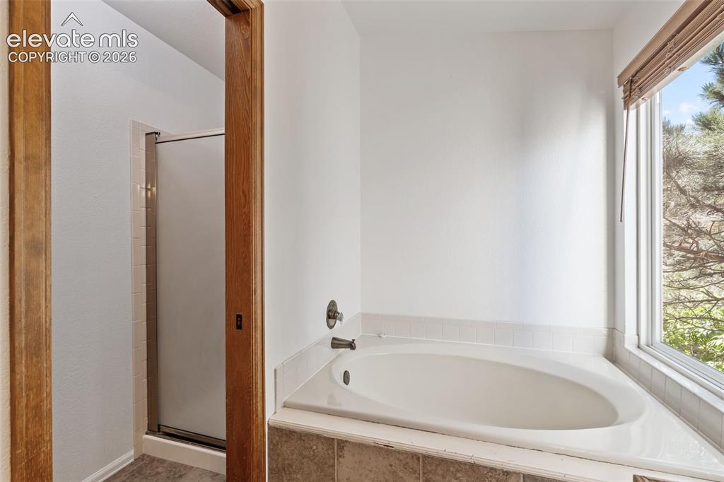 Image 25 of 50: soaking tub