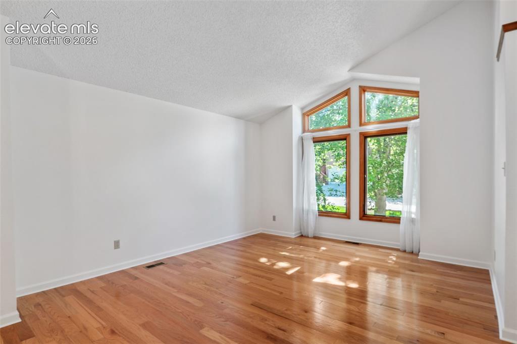Image 8 of 50: Living Room