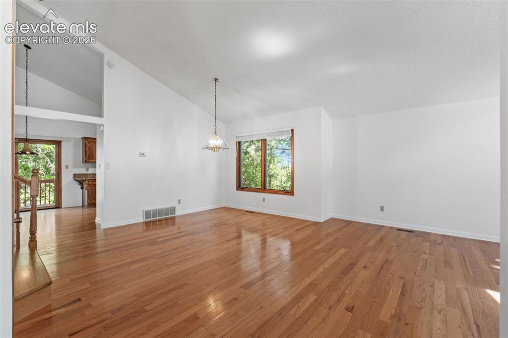 Image 9 of 50: Dining Area