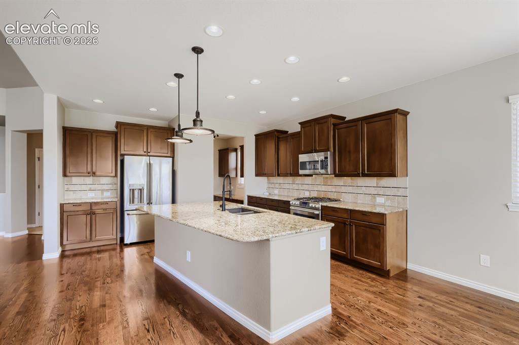 Image 15 of 50: Kitchen