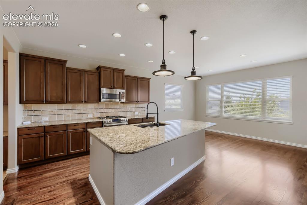 Image 16 of 50: Kitchen