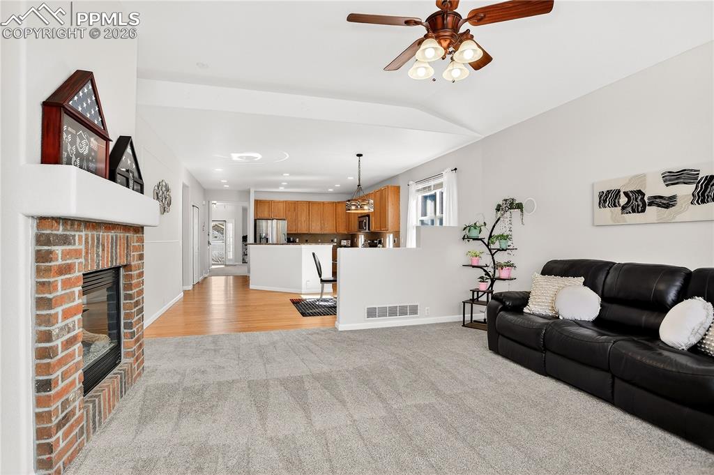 Image 10 of 20: Abundant lighting w/ open concept layout