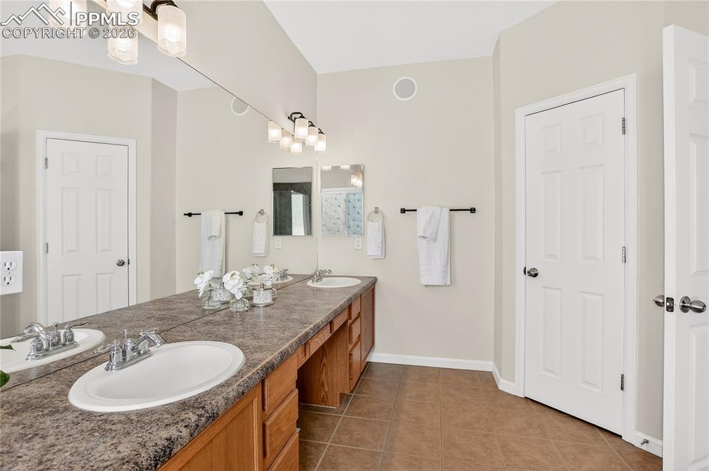 Image 12 of 20: 5-piece primary bath