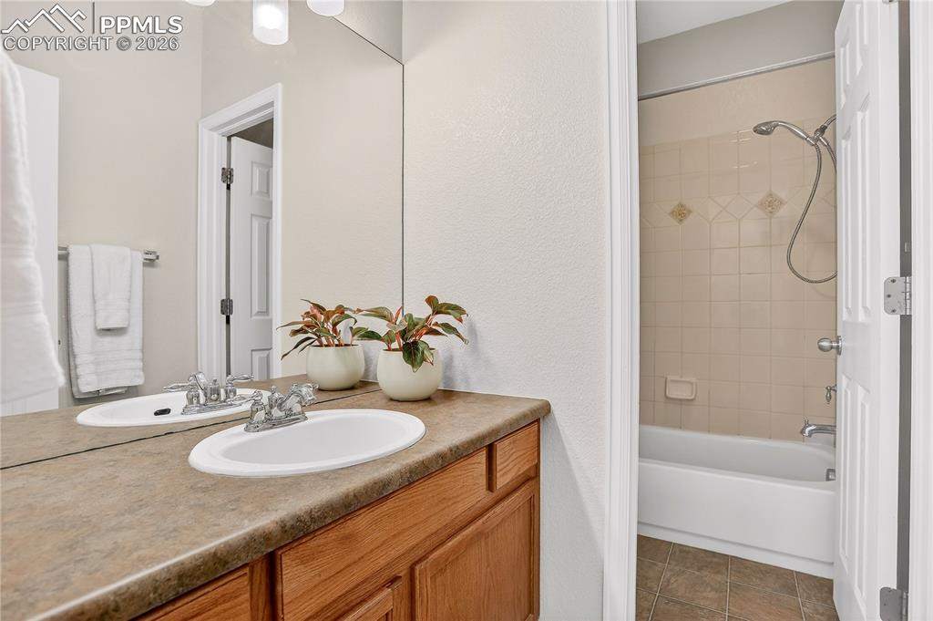 Image 16 of 20: Full guest bath