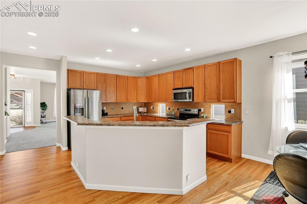 Image 5 of 20: Kitchen with optional barstool seating