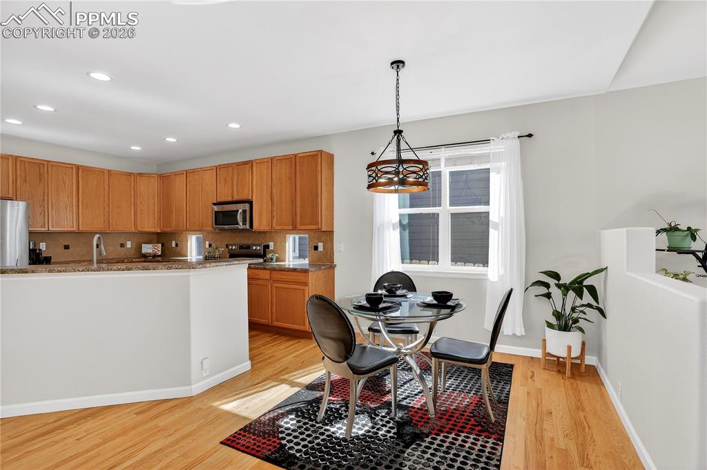 Image 8 of 20: Dining area