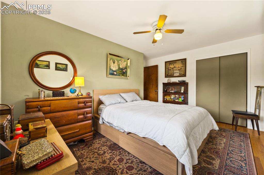 Image 15 of 21: Bedroom