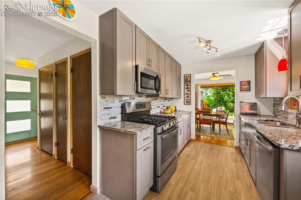 Image 4 of 21: Kitchen