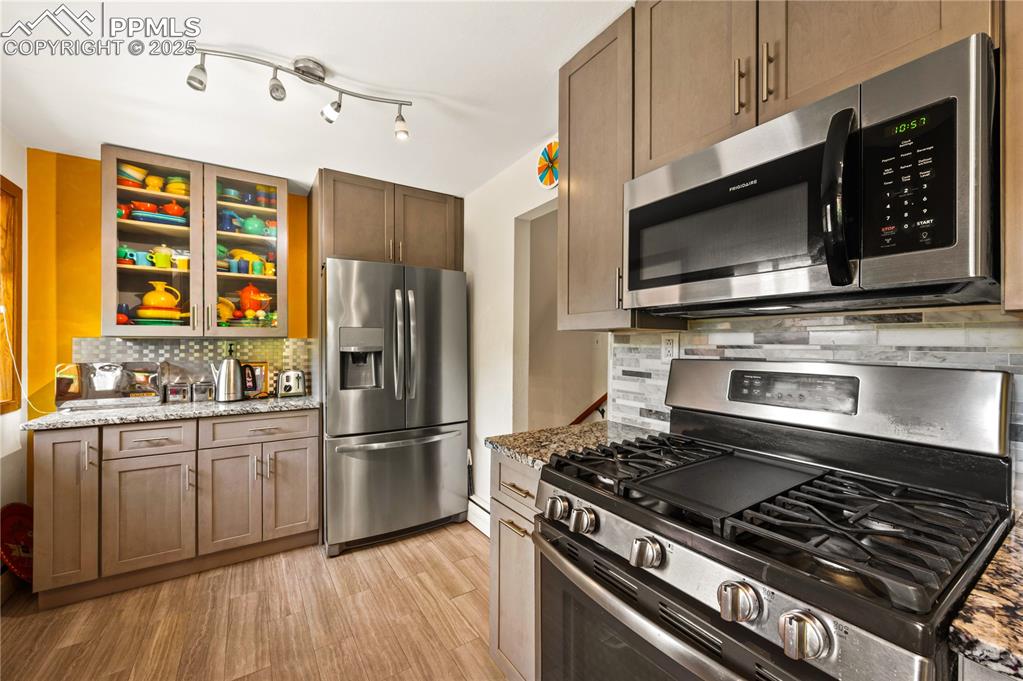 Image 5 of 21: Kitchen