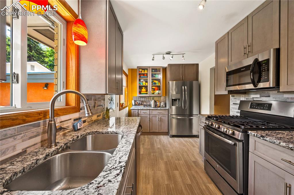 Image 6 of 21: Kitchen