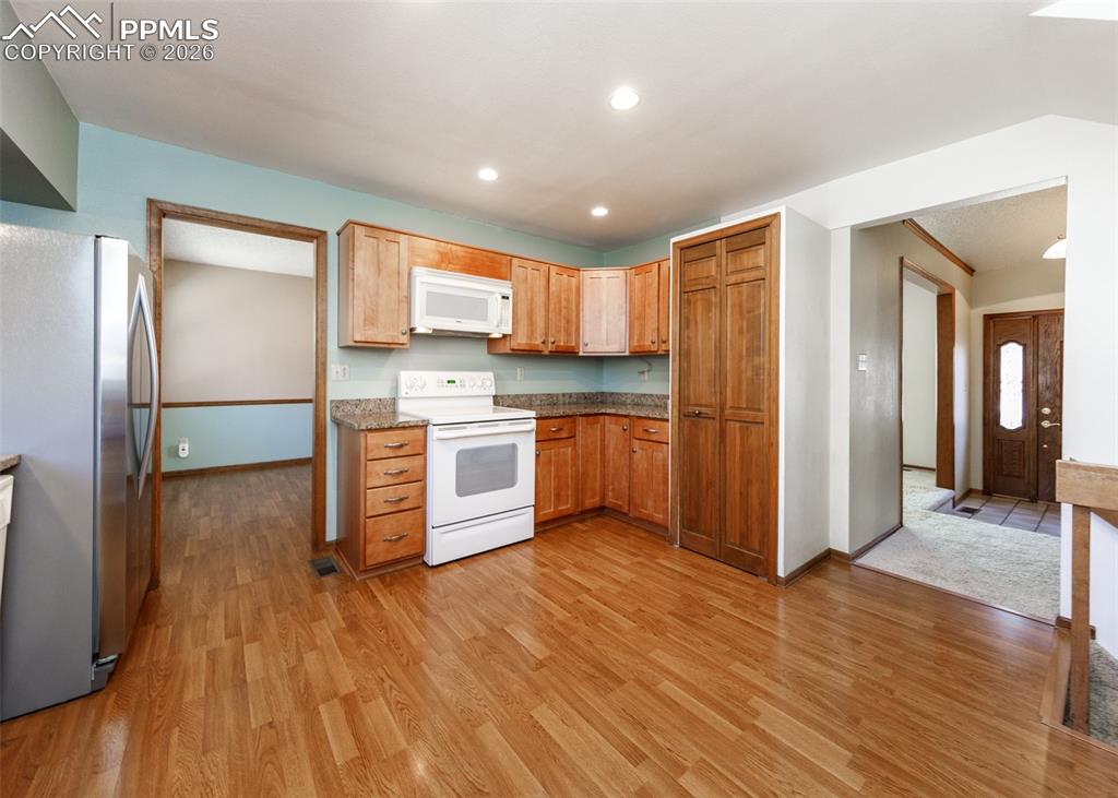 Image 10 of 34: Kitchen