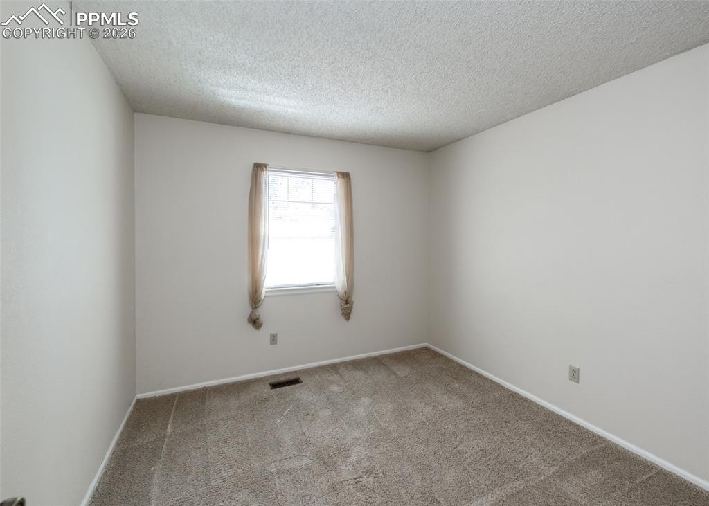 Image 31 of 34: Bedroom