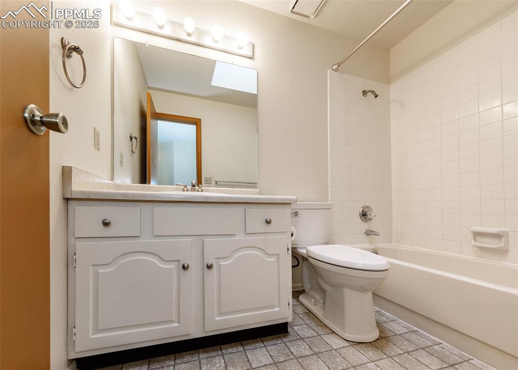 Image 34 of 34: Bathroom