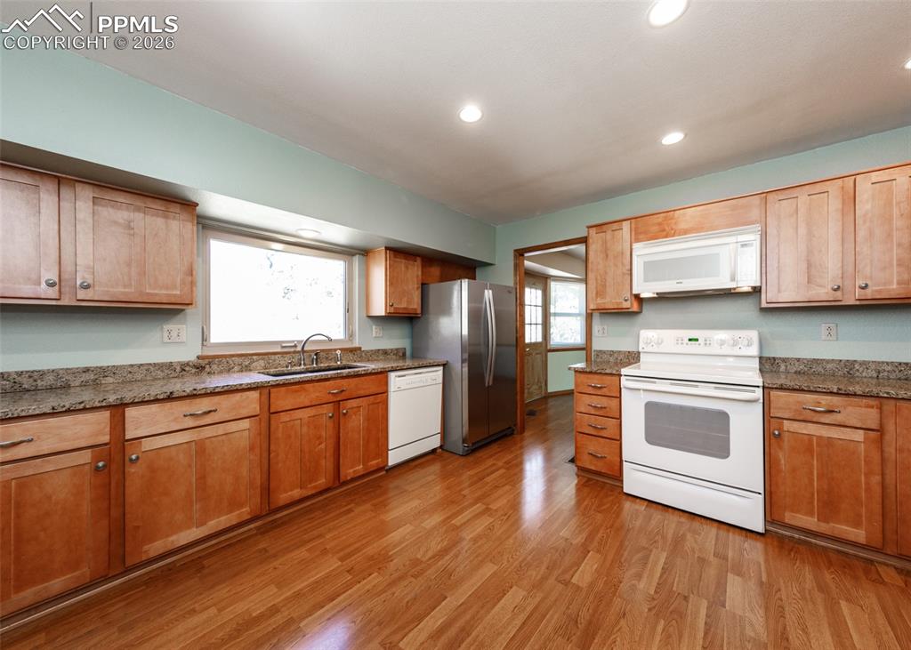 Image 9 of 34: Kitchen