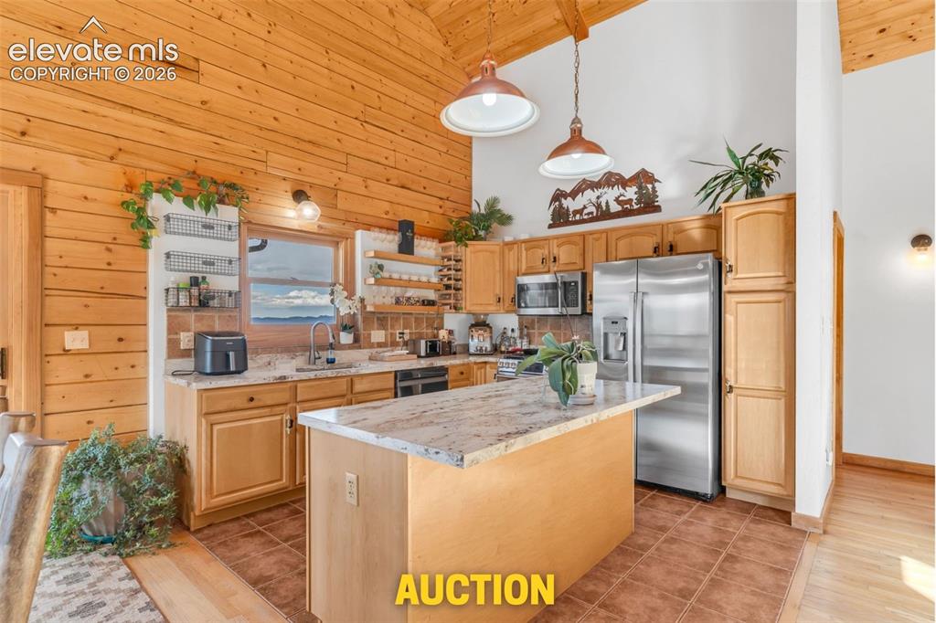 Image 10 of 42: Kitchen