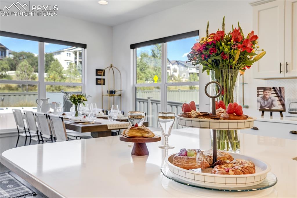 Image 10 of 50: Dining Area