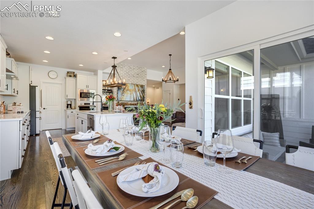 Image 14 of 50: Dining Area