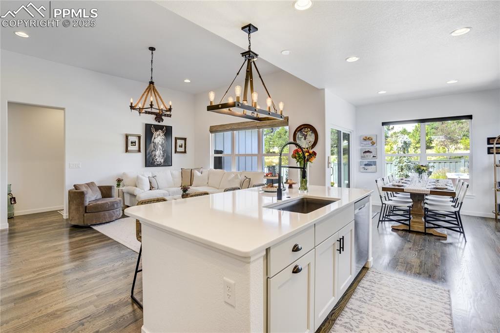 Image 15 of 50: Kitchen